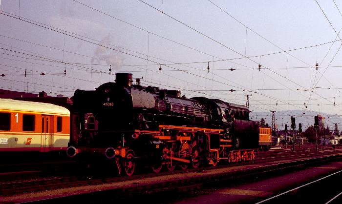 41&nbsp;018 setzt um Richtung Betriebswerk von Attnang-Puchheim, um 18:45h am 25.05.1980