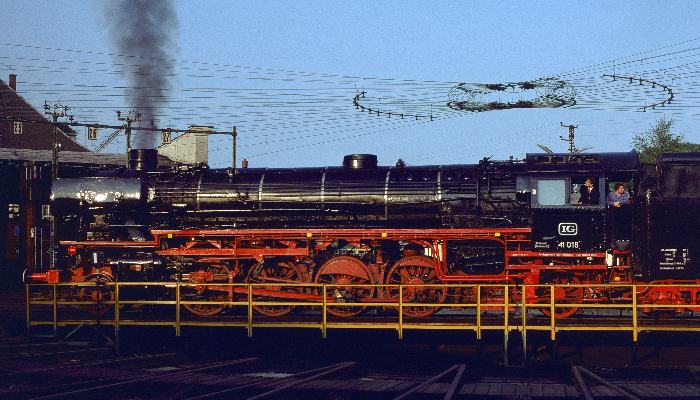 41&nbsp;018 auf der Drehscheibe mit der &bdquo;Elektrospinne&ldquo; darüber im Bw Attnang-Puchheim, um 19:00h am 25.05.1980