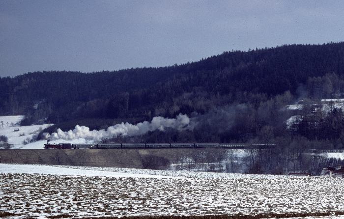 41&nbsp;018 mit Sonderzug in der Schleife bei Engelfing (vor Bf Holzleithe), am 15.02.1981