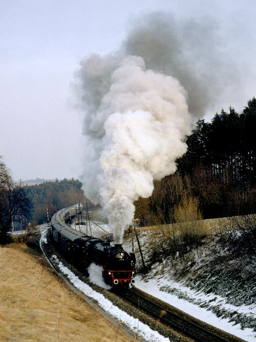 41&nbsp;018 bei einer von vielen Scheinanfahrten am Einschnitt vor Peterskirchen, am 15.02.1981