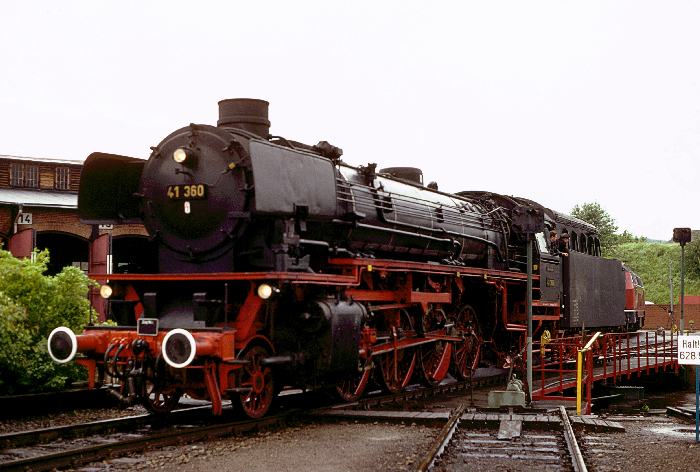 Die Gelsenkirchener 41&nbsp;360  (bekannt aus Rheine als &bdquo;042&nbsp;360&ldquo;) hat einen Sonderzug nach Kiel gebracht und wird dort im damals noch existenten alten Bw gedreht, um 13:00h am 26.06.1987