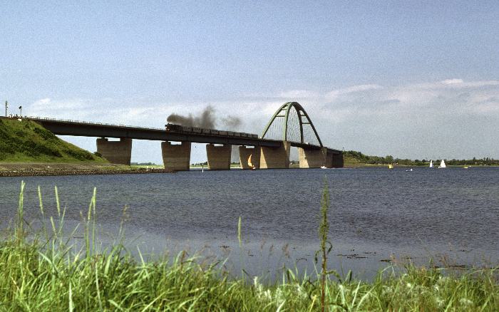41&nbsp;360 mit Sonderzug E&nbsp;27317 von Puttgarden nach Hamburg zurück, natürlich auf der Brücke über den Fehmarnsund fotografiert, um 15:05h am 28.06.1987