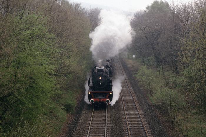 41&nbsp;360 mit  Sonderzug Nr.26041 (Weserbergland -Rundfahrt) bei Wenzen, um 10:28h am 30.04.1988