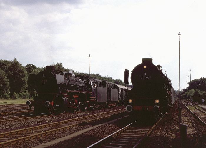 Hier überholt die 41&nbsp;360 mit Sonderzug aus Essen die 01&nbsp;1100 mit Sonderzug aus Hannover, auf der Heidebahn  fotografiert in Schwarmstedt, am 29.05.1988
