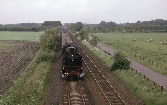 41&nbsp;360 mit Sonderzug D&nbsp;27301 von Kiel nach Hamburg, südlich von Neumünster bei Padenstedt, am 01.06.1988