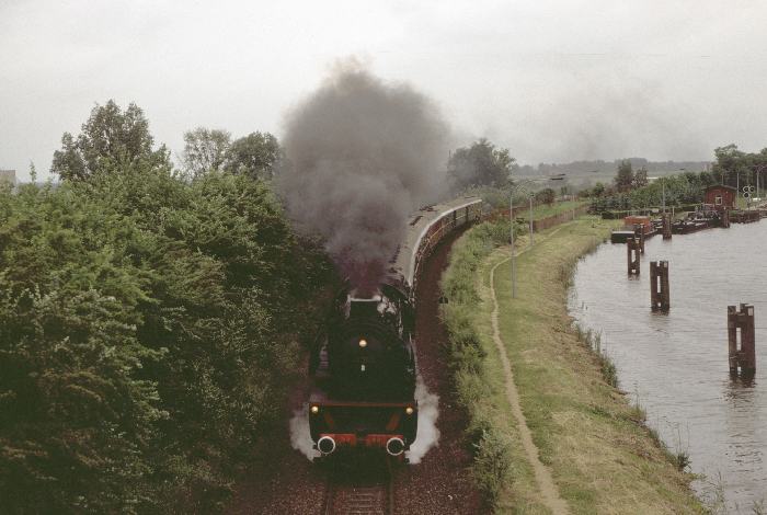 41&nbsp;360 mit Sonderzug auf der Rückfahrt Lüneburg ->Hamburg (D&nbsp;27308) über Büchen, fotografiert bei leider ziemlich miesem Licht direkt am Elbe-Trave Kanal bei Lauenburg, am 06.08.1988
