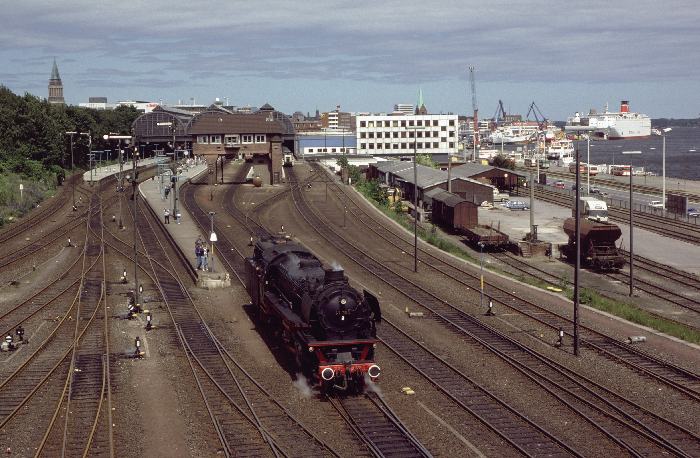 41&nbsp;360 Umsetzen im Bahnhof Kiel Hbf, am 11.06.1988