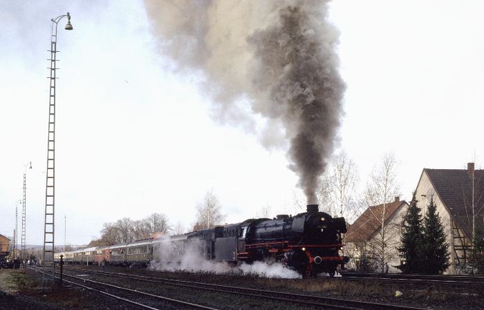 41&nbsp;360 mit Sonderzug bei der schön lauten Anfahrt in Wulften, wo es einen Zwischenhalt gab, um 10:00h am 27.01.1990