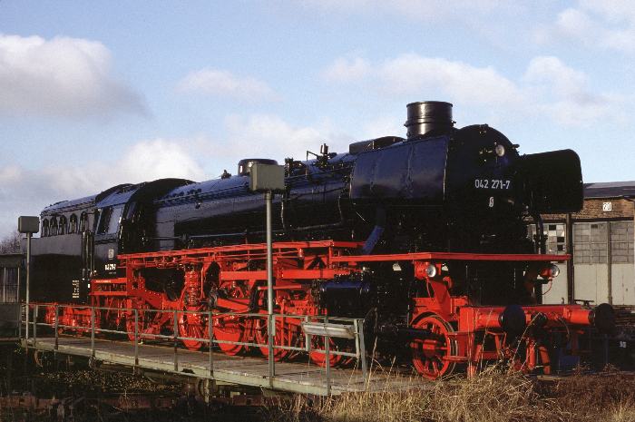 042&nbsp;271 im Bw Neumünster, am 15.12.1990