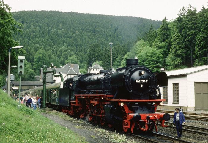 042&nbsp;271 vor D 952 in Oberhof, 15.06.1991