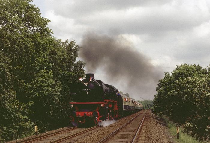 042&nbsp;271 mit feierlichem (Saison-) Eröffnungszug für die Lokomotive aus der Heimatstadt des Vereins heraus, auf der Rampe zur Hochbrücke Rendsburg, am 22.06.1991