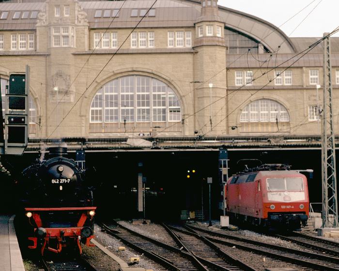 042&nbsp;271 verläßt die markante und bekannte Kulisse des Hamburger Hauptbahnhofes mit dem Leerreisezug nach Langenfelde, am Abend des 22.06.1991