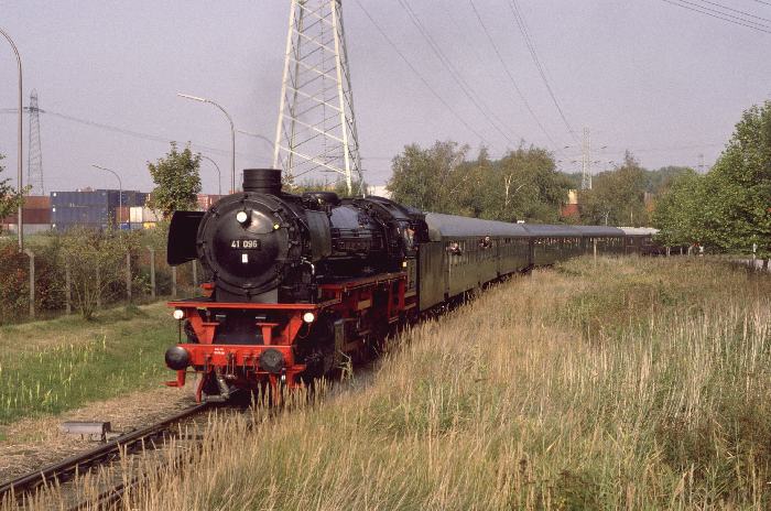 41&nbsp;096 mit spezieller Hafenrundfahrt im Hamburger Hafen, inzwischen auf der Rückfahrt zum Hafen-Hauptrangierbahnhof, am 22.06.1996