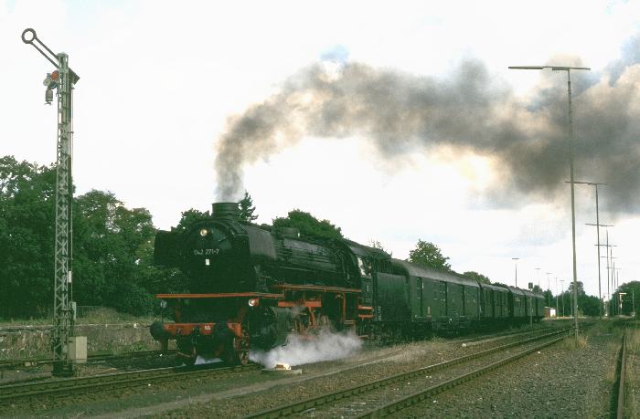 042&nbsp;271 mit Wochenend-Sonderzug 21600 nach Walsrode, Ausfahrt Dorfmark, um 11:54h am 06.09.1997