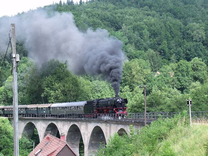41&nbsp;018 mit Zug von Schorndorf nach Welzheim, auf dem Steinbacher Viadukt hinter Klaffenbach, um 10:40h am 18.07.2010