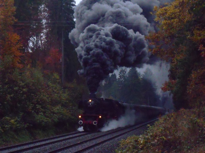 41&nbsp;018 herrlich laut und angestrengt mit dem Sonderzug DPN 62063 zum 40-jährigen Revival der UEF-Fahrt am 26.09.1976, selbstverständlich geschoben von 01&nbsp;1066, auf der Schiefen Ebene unterhalb von Marktschorgast bei km&nbsp;80,7, um 16:10h am 05.11.2016