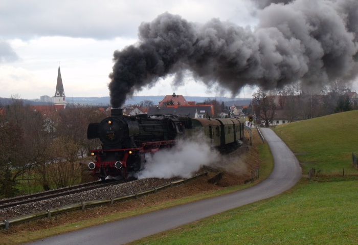 41&nbsp;018 mit GES- Nikolauszug (der sogar eine Nummer hatte: 62166) nach Neuffen, hier hinter Linsenhofen fotografiert und natürlich auch akustisch aufgenommen, um 11:31h am 11.12.2016