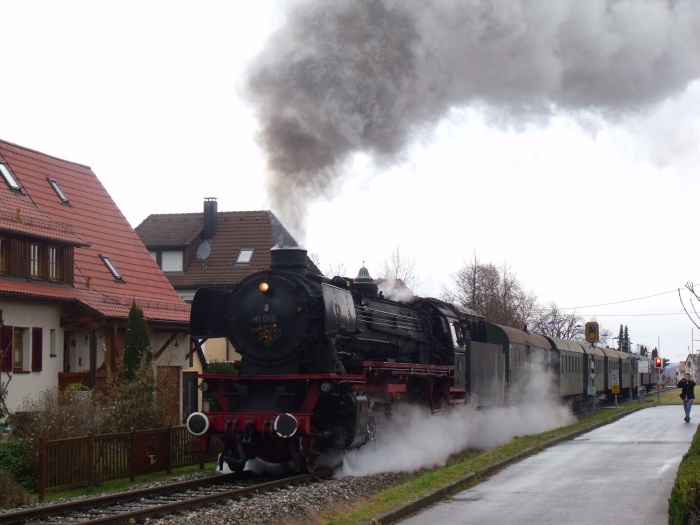 41&nbsp;018 mit GES- Nikolauszug Nr.62168) nach Neuffen, Ausfahrt LInsenhofen, um 13:30h am 11.12.2016