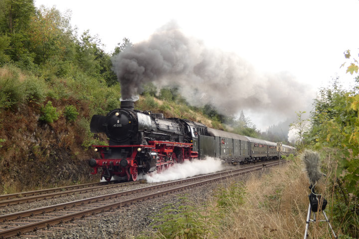41&nbsp;018 vor dem Pendel-Sonderzug Nr.56722 N.W.&rarr;Marktschorgast, in der oberen Steigung der Schiefen Ebene bei Strecken-Kilometer 80,8, um 16:31h am 10.09.2022