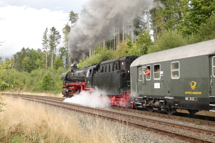 41&nbsp;018 zieht Zug 56722 N.W.&rarr;Marktschorgast bei Km&nbsp;80,8, um 16:31h am 10.09.2022