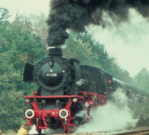 41&nbsp;018 vor UEF-Sonderzug Richtung Marktschorgast auf der Schiefen Ebene, am 26.09.1976