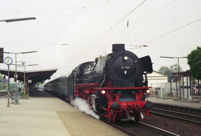 41&nbsp;096 mit Sonderzug auf Überführungsfahrt nach Hamburg fährt durch den Bahnhof Lüneburg, September 1996