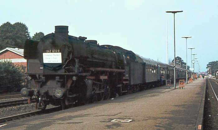 042&nbsp;096 vor Sonderzug nach Rheine zurück, im Bahnhof Meppen, am 10.09.1977