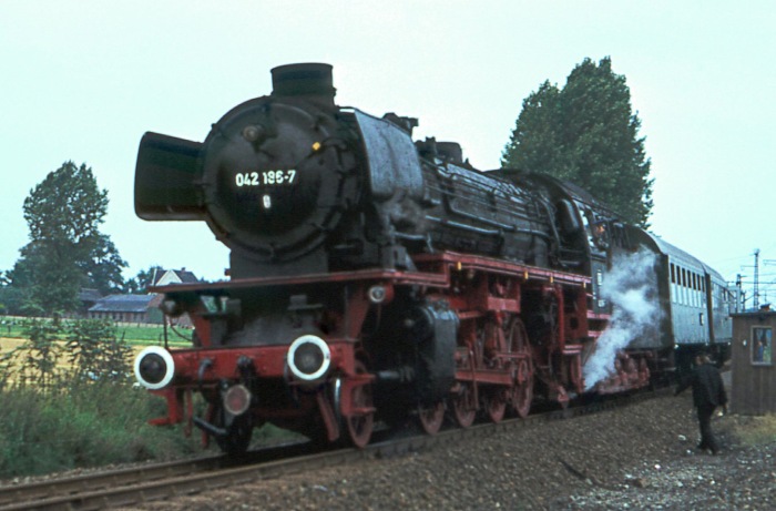 042&nbsp;186 stellt einen der Sonderzüge im Rahmen des Dampf-Abschieds-Festes nahe dem Bw Rheine bereit, am 10.09.1977