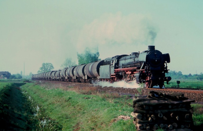 042&nbsp;347 mit Kesselwagenzug auf der Emsbahn, im Jahr 1976