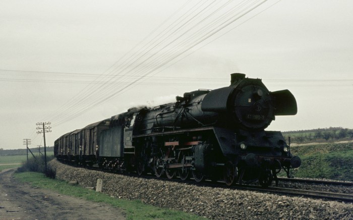 41&nbsp;1180 mit Güterzug aus Richtung Wittenberge an der Einfahrt von Stendal, um 15:50h am 24.04.1976