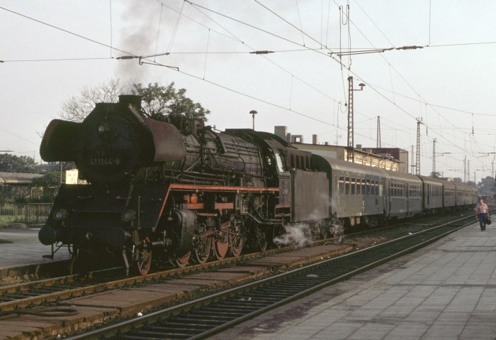 41&nbsp;1144 vor P&nbsp;9409 in Magdeburg Hbf, 20.08.1979