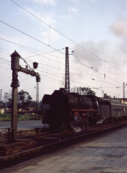 41&nbsp;1144 mit P&nbsp;9409 Abfahrt in Magedeburg Hbf, 20.08.1979