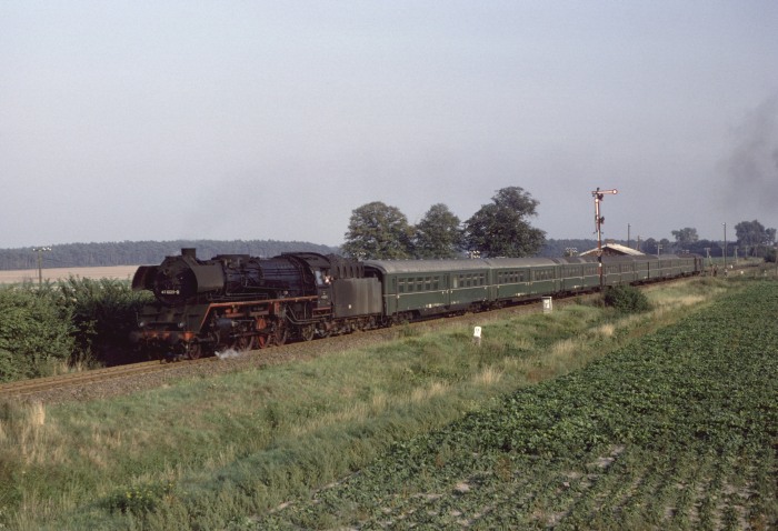 41&nbsp;1025 mit P&nbsp;6454 hinter Abfahrt Wegenstedt, 14.09.1982