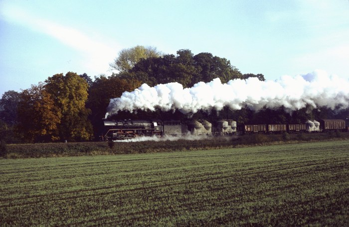 41&nbsp;1185 mit Güterzug nach Oebisfelde bei Gardelegen, 25.10.1982
