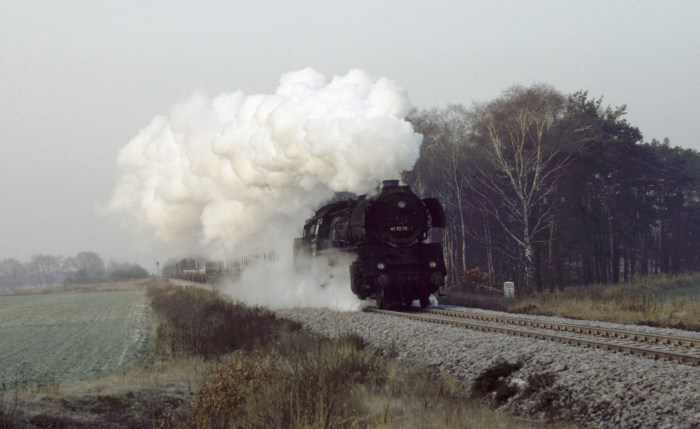 41&nbsp;1079 mit Güterzug Ng&nbsp;62731 nach Magdeburg, hinter Miesterhorst, um 9:26h am 02.12.1982