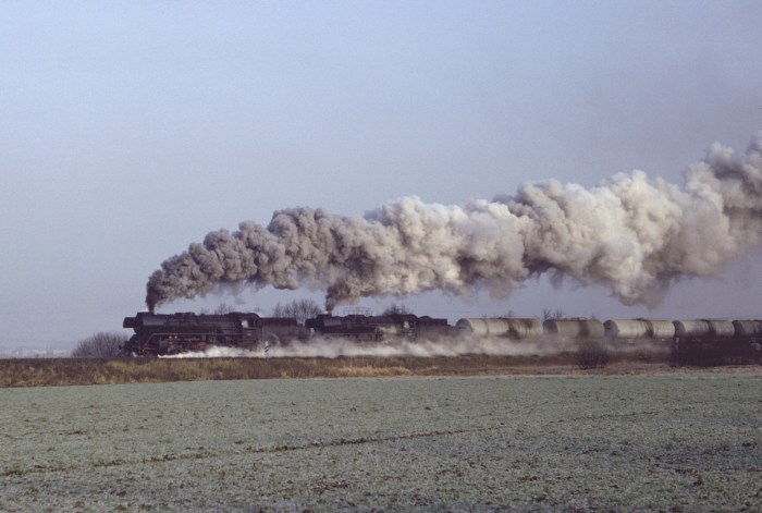 41&nbsp;1185 + 41&nbsp;1074 mit Kesselwagenzug bei Gardelegen, 02.12.1982