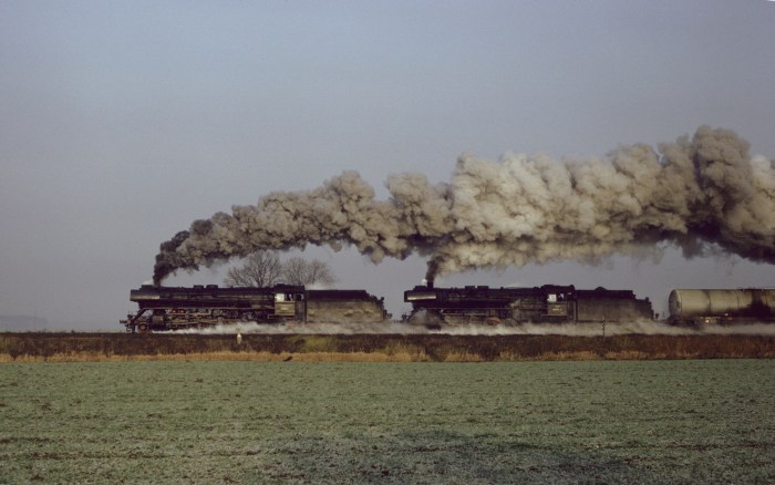 41&nbsp;1185 + 41&nbsp;1074 mit Kesselwagenzug bei Gardelegen, 02.12.1982