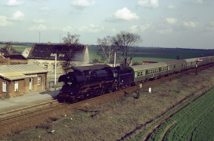 41&nbsp;1185 mit P&nbsp;6454 einrollend im Haltepunkt Vahldorf, 29.03.1983