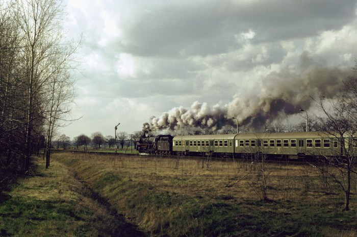 41&nbsp;1185 mit P&nbsp;6454 Abfahrt Haltepunkt Vahldorf, 29.03.1983