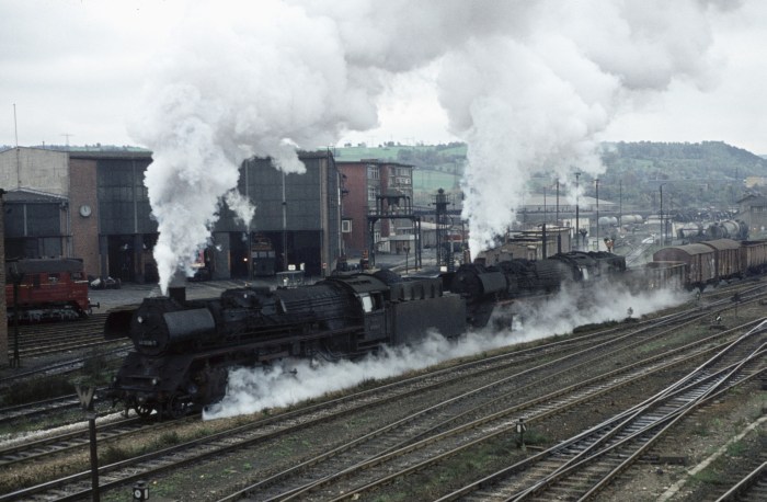 41&nbsp;1136 + 41&nbsp;1130 Güterzug Ausfahrt Saalfeld, 14.10.1976