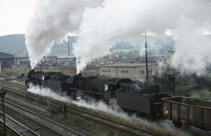 41&nbsp;1136 + 41&nbsp;1130 Güterzug Ausfahrt Saalfeld, 14.10.1976