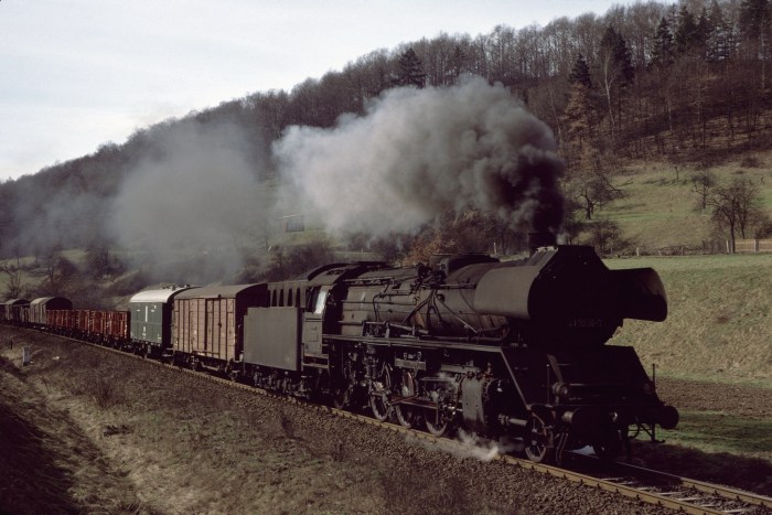 41&nbsp;1036 mit Güterzug zwischen Zeutsch und Orlamünde, um 11:33h, am 16.03.1977