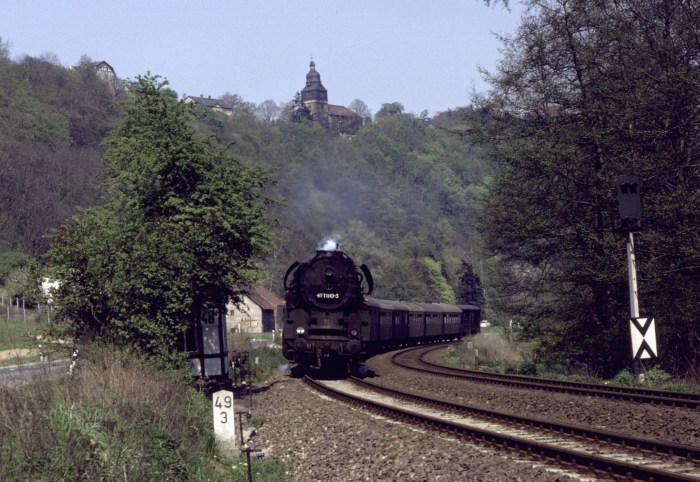 41&nbsp;1180 mit dem P&nbsp;4005 hinter Orlamünde, um 14:59h am 15.05.1982