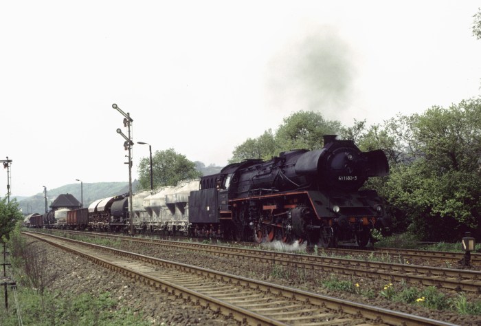 41&nbsp;1180 mit Ng&nbsp;66474 Ausfahrt Rudolstadt Gbf, 07.05.1983