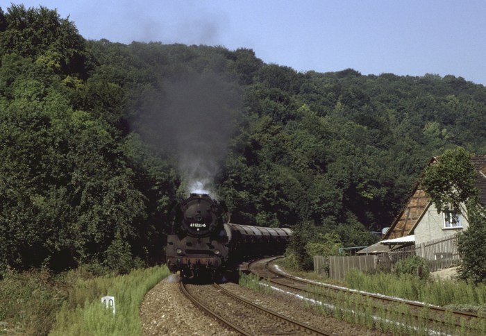 41&nbsp;1225 mit Durchgangsgüterzug nach Saalfeld hinter Ausfahrt Camburg bei Döbritzschen, um 14:20h am 30.08.1983