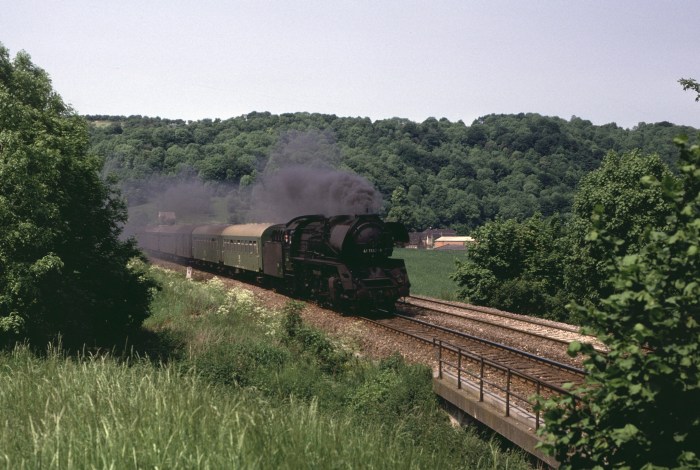 41&nbsp;1150 mit P&nbsp;4005 bei Döbritzschen hinter Camburg, 30.05.1985