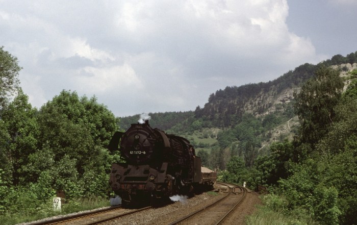 41&nbsp;1150 mit Nahgüterzug nach Saalfeld, hinter Ausfahrt Kahla, um 13:44h am 01.06.1985