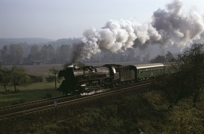 41&nbsp;1273 mit P&nbsp;4004 Abfahrt in Zeutsch, 25.10.1985
