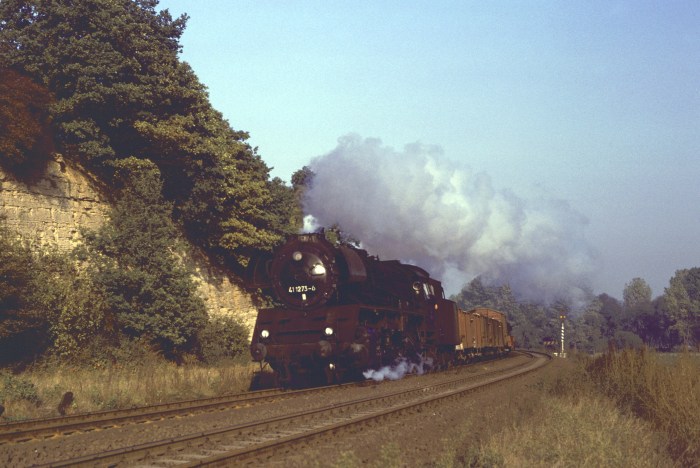 41&nbsp;1273 mit Nahgüterzug ->Saalfeld hinter Zeutsch, 26.10.1985