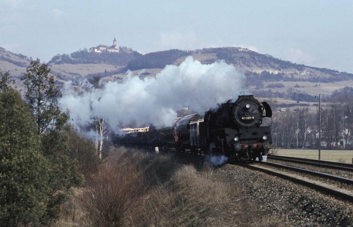 41&nbsp;1125 mit Ng&nbsp;66473 vor der Kulisse der Leuchtenburg hinter Kahla, Februar 1982